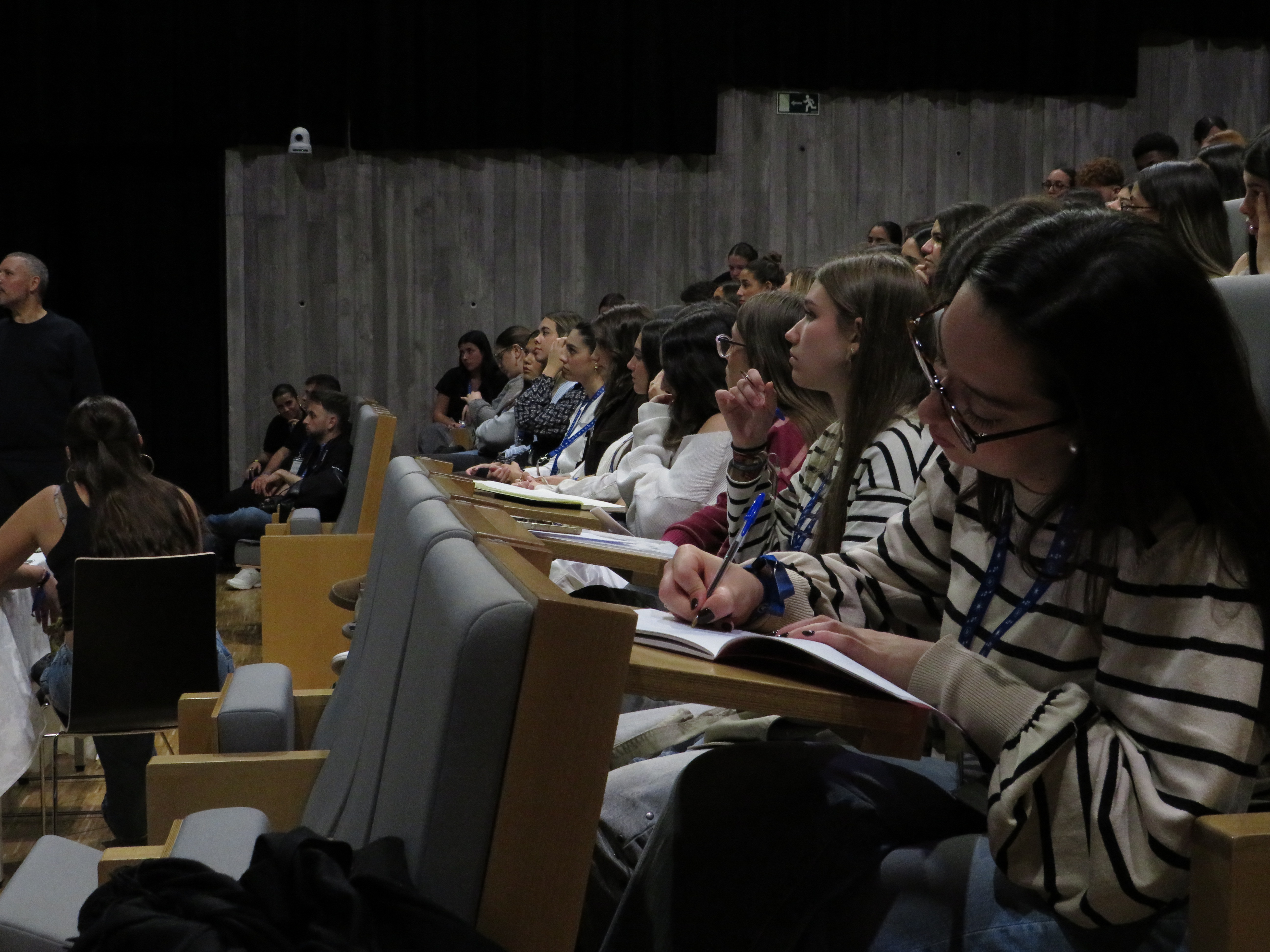 Participantes siguiendo la sesión