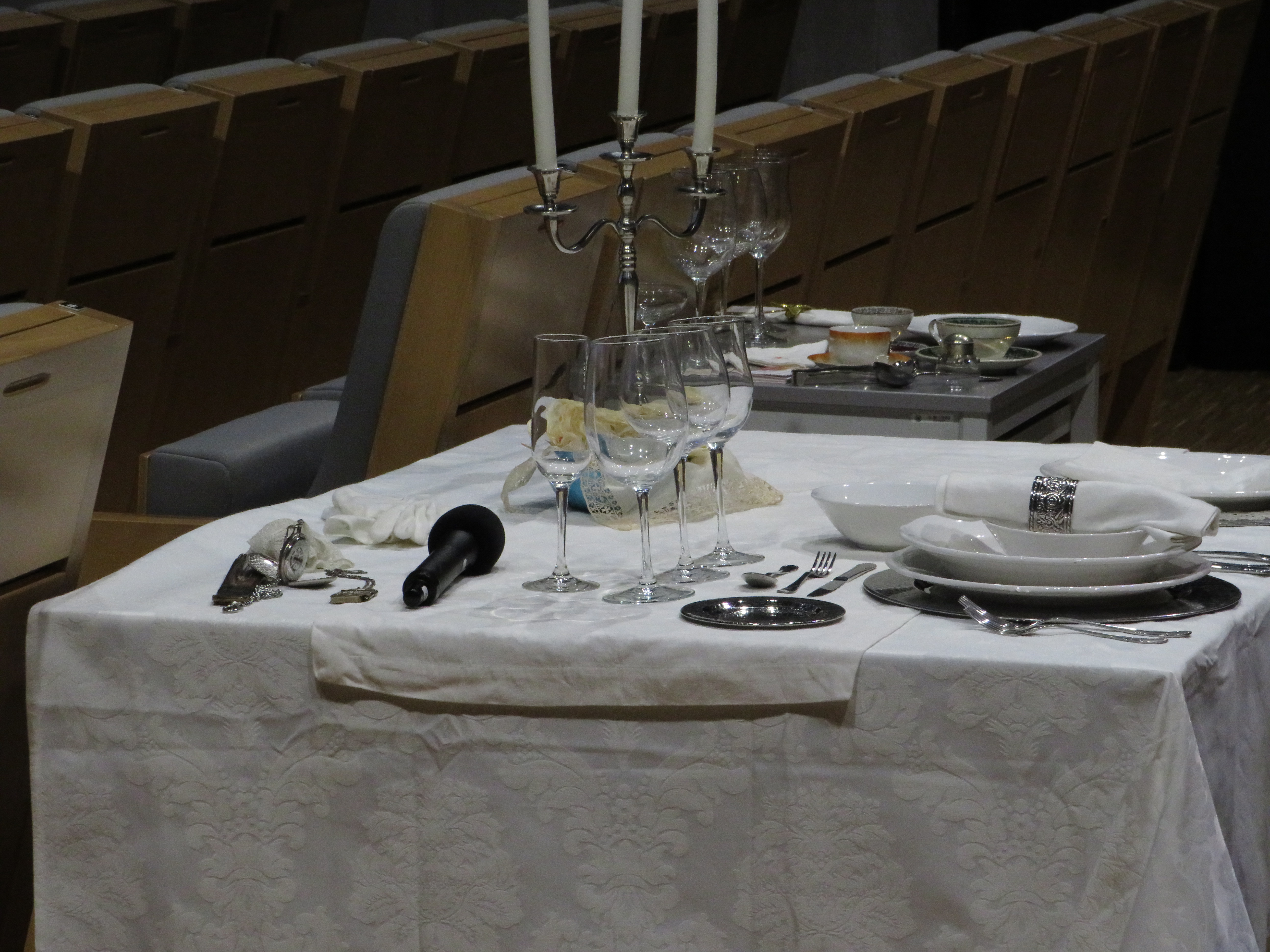 Detalle de la mesa y la vajilla