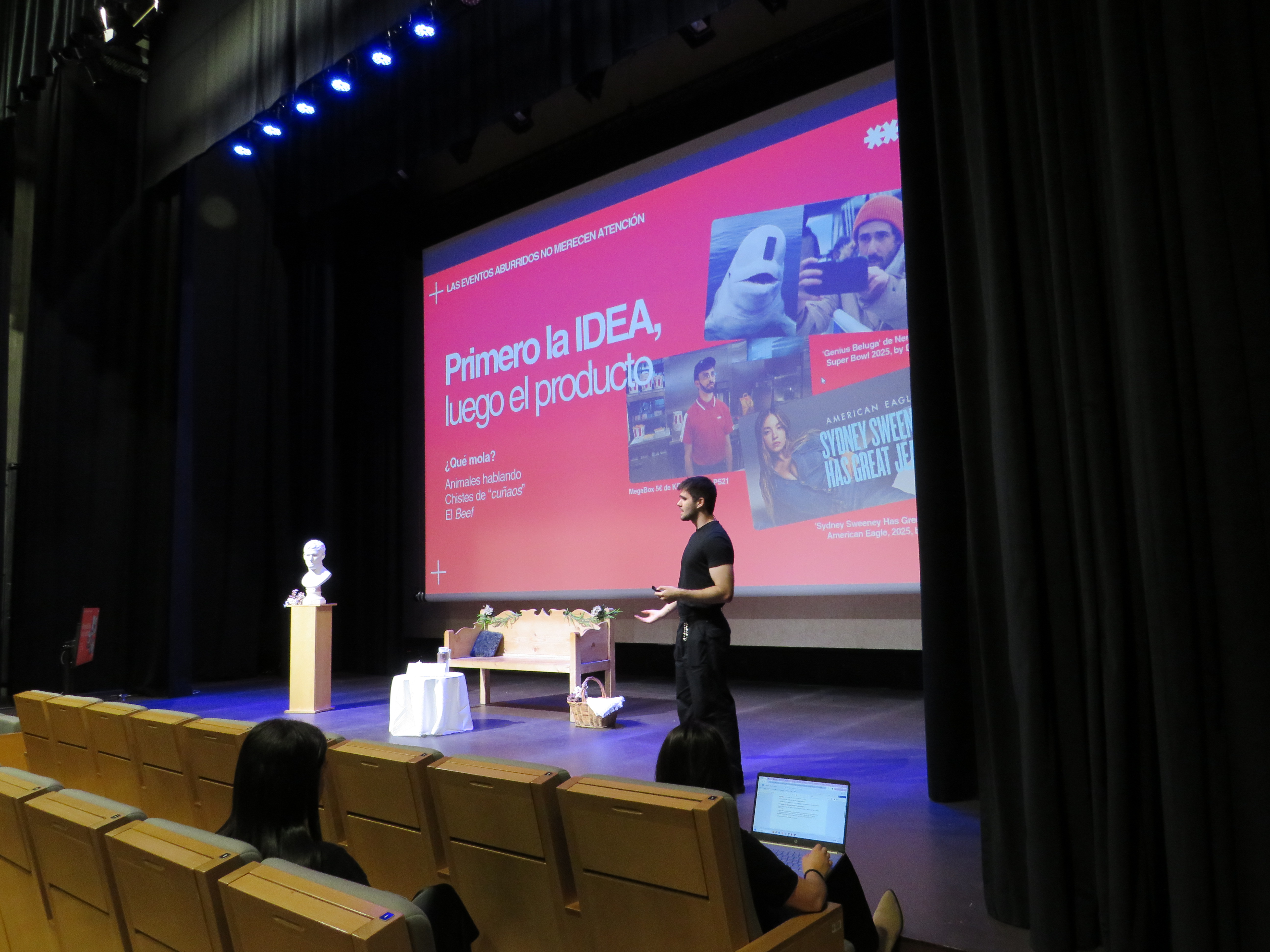 Asistentes tomando apuntes en el auditorio